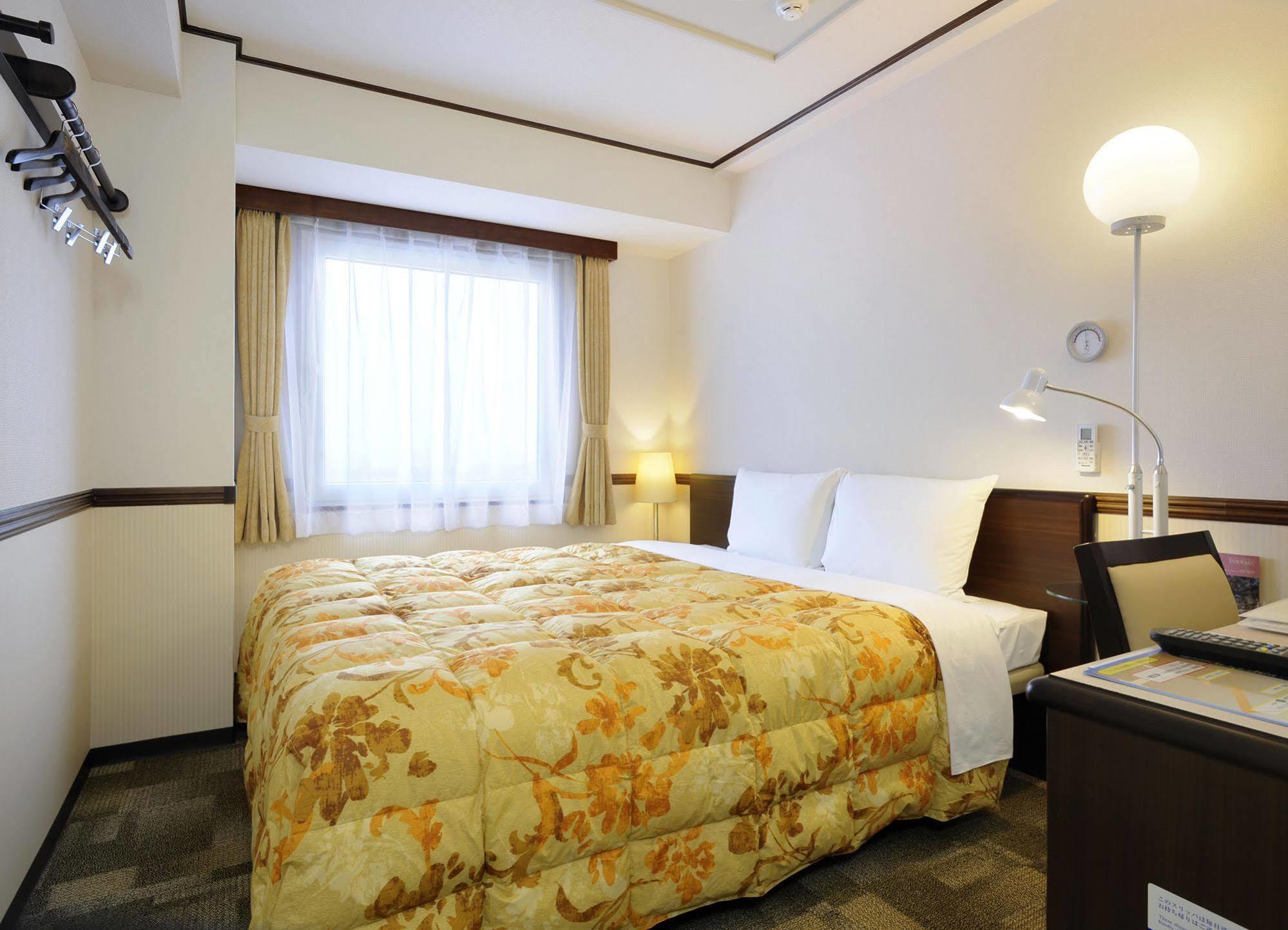 Toyoko Inn Hokkaido Sapporo-Eki Minami-Guchi Buitenkant foto
